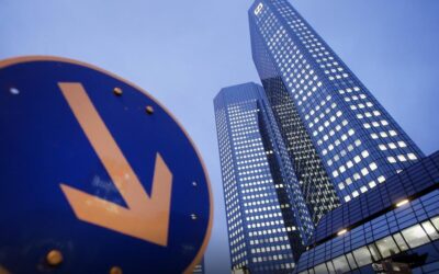 Evropské akcie prudce oslabují, kvůli nervozitě kolem bank klesá i euro.