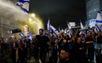 Podpora soudní reformy se za masivních protestů drolí i v Netanjahuově koalici.