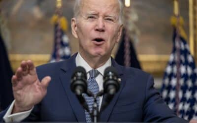 Biden upokojuje verejnosť a tvrdí, že bankový systém USA je bezpečný.