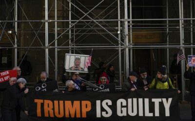 Trumpovo zatknutie je stále neisté, okolo súdu v New Yorku ale vyrástli barikády.