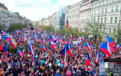 Nemáte na to, podejte demisi, vyzval Rajchl. Proti vládě protestují tisíce lidí.