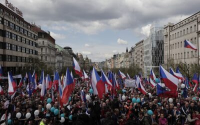 Podejte demisi, vyzval vládu Rajchl. Lidé demonstrovali před jejím sídlem.