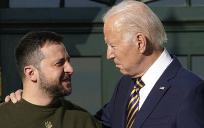Elity amerického establishmentu, i finančního, připravují Ukrajinu na to, že může být nevyhnutelné usednout k jednacímu stolu a ukončit boje.