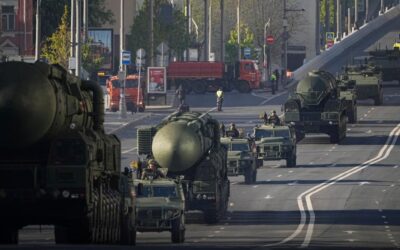Rusko slaví vítězství nad nacismem. Putin přivítal lídry Běloruska i Arménie, Západ přehlídku ignoruje.