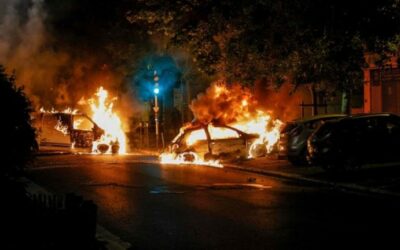 Francúzsko opäť v plameňoch: Nepokoje sa vymykajú spod kontroly, úrady povolali tisíce policajtov.