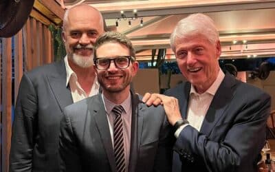 Sorosov syn a Bill Clinton debatovali u pápeža o mieri.