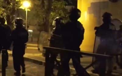 Nepokoje vo Francúzsku pokračujú. Počas štvrtej noci protestov zadržali stovky ľudí.