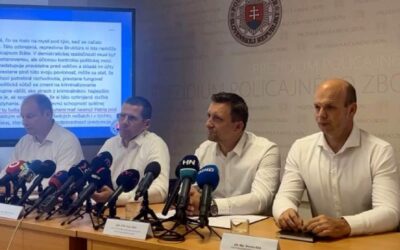 Eštok: Otvorená vzbura vedenia polície v priamom prenose.