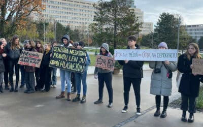 Eduard Chmelár: Ak sa novinári nevrátia k etickým a profesionálnym štandardom žurnalistiky, stanú sa nepotrebnými informačnými fosíliami.