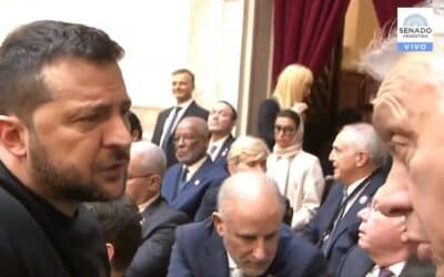 Orbán sa stretol so Zelenským na prekvapivom mieste. Podľa videa si viditeľne nerozumeli.
