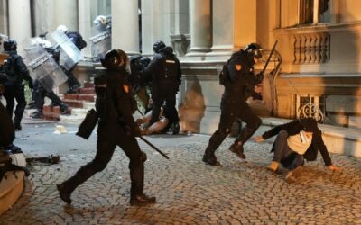 Nepokoje v Belehrade: stúpenci opozície sa pokúsili vtrhnúť do administratívnej budovy a kameňovali policajtov.