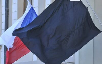 Česká republika drží štátny smútok za obete streľby v Prahe.