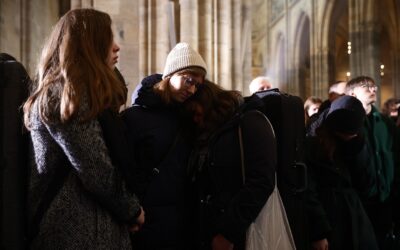 Minuta ticha, zvony a osmnáct růží ve Vítu. Česko si připomnělo oběti střelby.
