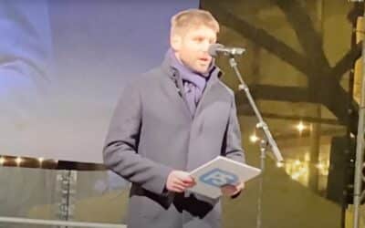 Opozícia znova protestuje. Dav skanduje: “Nebudeme ticho”.
