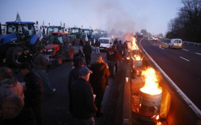 Paríž po desaťročiach v „obliehaní“. Farmári zablokovali ulice, vláda povolala 15-tisíc policajtov.