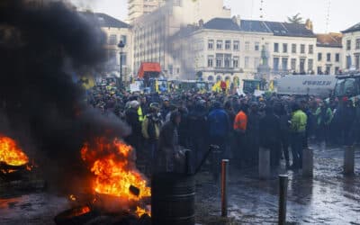 Brusel sa zmenil na vriaci kotol. Farmári v čase samitu EÚ protestujú v blízkosti budov europarlamentu aj komisie.