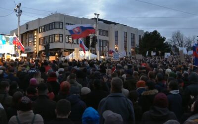 Protesty sa presunuli pred NR SR. Kolíková hovorila o smrtiacom koktejle, Majerský prišiel s prirovnaním o plesnivej saláme.