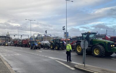 Tohle není vláda, rozčilují se zemědělci. Stovky traktorů ucpaly centrum Prahy.