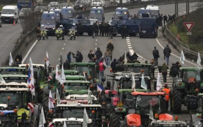 Tisícky farmárov s traktormi protestujú v Bruseli v deň konania summitu EÚ.