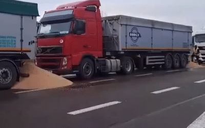 Poľskí farmári počas protestov zničili ukrajinské obilie. Je to hanebné, zúri Kyjev.