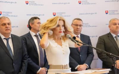 Opozícia chce odvolať ministerku kultúry. Príde Šimkovičová o post? Parlament mimoriadnu schôdzu presunul na utorok.