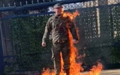 Pred veľvyslanectvom Izraelu vo Washingtone sa podpálil pilot v službe.
