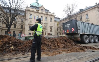 Rozzlobení zemědělci dorazili k Úřadu vlády, vysypali tam hnůj a slámu.