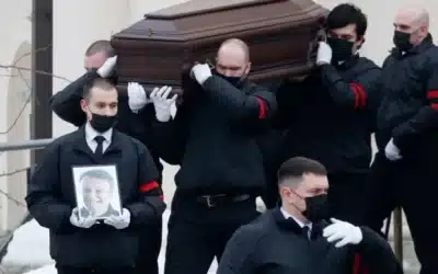 Pohreb Putinovho odporcu Navaľného vo “veľkom štýle”? Dav skandoval heslá proti režimu.