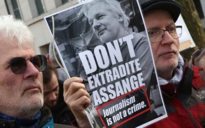 Britský súd odročil verdikt v prípade vydania Assangea do USA.