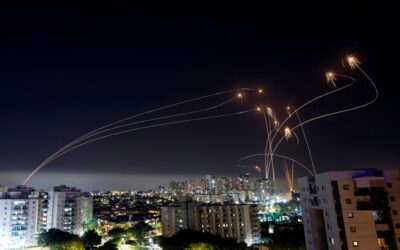 Izrael čelí rozsiahlemu iránskemu útoku. Teherán útočí dronmi a raketami, Netanjahu sľúbil odpoveď