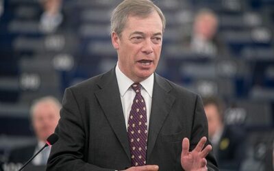 Nigel Farage se vrací na scénu.