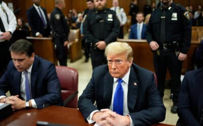 Porota uznala Trumpa za vinného z podplácania a falšovania záznamov.