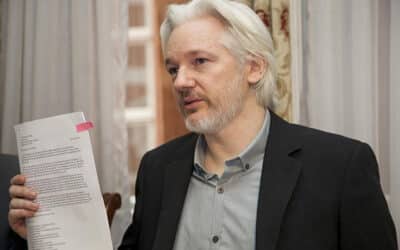 Assange je svobodný, síly, které ho pronásledovaly, nebyly ale poraženy.