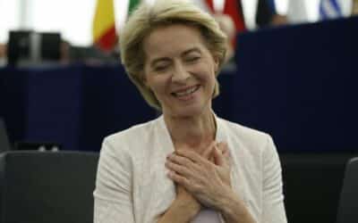 Ursula von der Leyenová obhájila post šéfky Komise. Získala 401 hlasů.