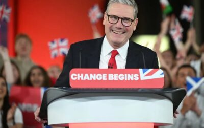 Briti už nechcú vo vláde konzervatívcov. Voľby vyhrali labouristi, premiérom bude Keir Starmer.