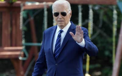 Biden sa nevzdáva, no jeho sponzori cúvajú. Odstúpenie chcú aj desiatky kongresmanov.