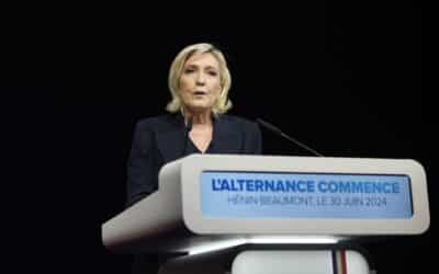 Macron je „prakticky zničený“. Čo ďalej?