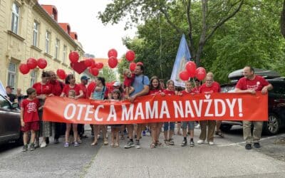 Človek je vyskladaný z otca a mamy, potrebuje oboch, zaznelo na pochode Hrdí na rodinu.