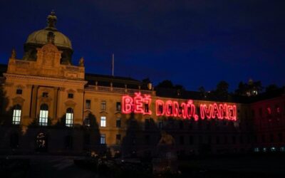 Na českom úrade vlády svieti nápis ‚Choďte domov, Rusi‘, je to súčasť kampane.