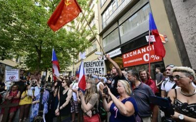 Veteráni pluku Azov debatovali v Prahe. Nezaobišlo sa to bez protestov a makety bomby.