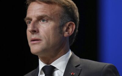 Macron vyzval Európu, aby „prehodnotila“ vzťahy s Ruskom.