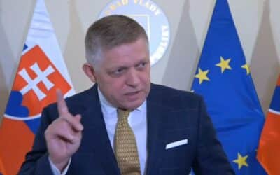 Premiérovi Robertovi Ficovo doručili obálku s nábojom.