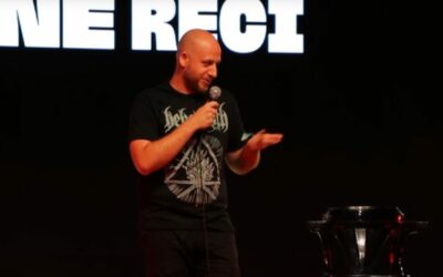 “Ani vlastného premiéra si nevieme zastreliť…” V Ostrave zaznel šokujúci stand-up slovenského komika.