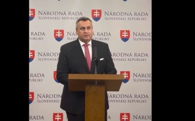 Zo štátnej správy vyhadzujú Huliakových nominantov. Danko plní to, čo sľúbil, miesto vedľa neho je prázdne.