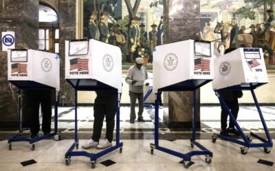 Rozhodující hodiny voleb. Trump navyšuje náskok, sčítají se swing states.