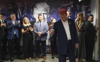 Trump berie kľúčové štáty a smeruje k víťazstvu. U republikána oslavujú, Harrisovej štáb sa vyprázdňuje.