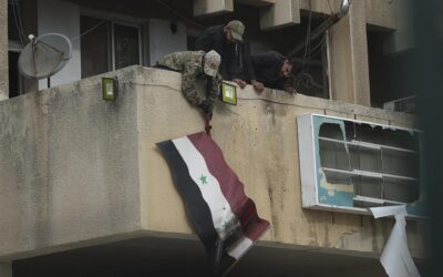 Syrští rebelové oznámili ovládnutí klíčového města Homs.