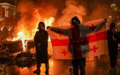 Protesty v Tbilisi eskalujú. Demonštranti použili pyrotechniku, polícia slzotvorný plyn.