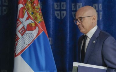 Srbský premiér Miloš Vučevič po mesiacoch protestov odstupuje.