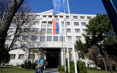 Eduard Chmelár: Sluhovia cudzej moci.